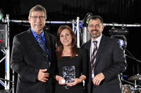The photo shows STO Chairman Patrice Martin surrounded by Richard Bergeron, Communications and Community Relations Supervisor at the Rapibus Project Office, and Catherine Léger, Communications Advisor, accepting the award on behalf of all the employees involved in setting up the Rapibus.sto.ca and Libreauquotidien.sto.ca sites.