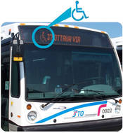 Photo d'un autobus affichant le symbole de l'accessibilté
