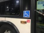 La girouette est située au devant de l'autobus et indique le symbole de l'accessibilité lorsque le service accessible est offert.